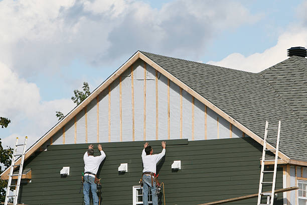 Professional Siding technician working in Smithville, OH